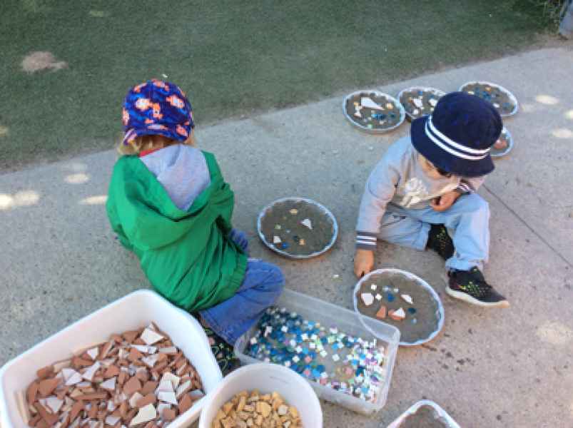 children makin transiant art